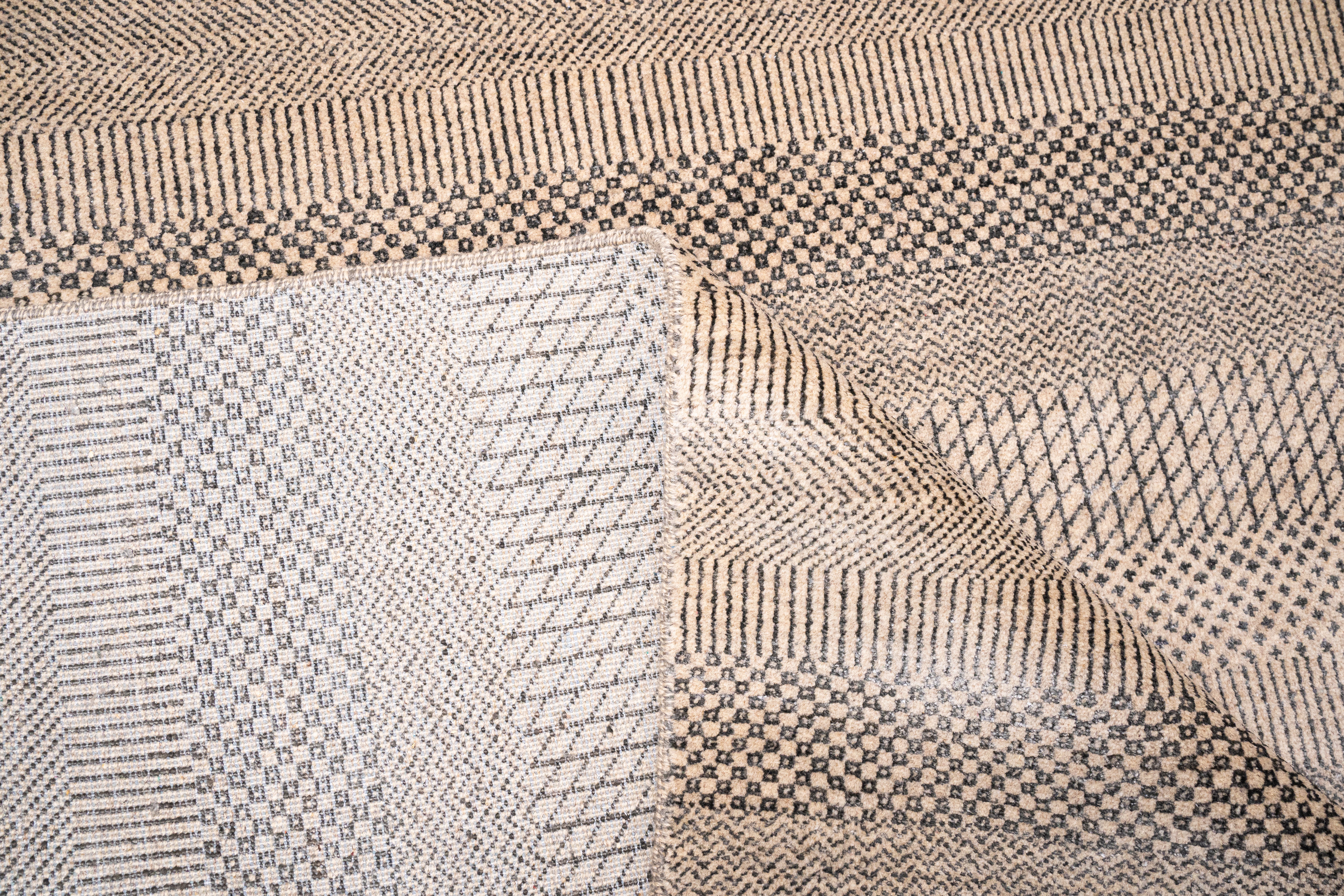 Handknotted Carpet, DIA - 112 MCN, Natural & Black